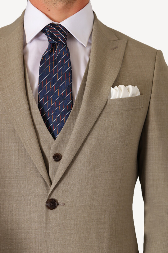 Erkek Bej Regular Fit Sivri Yaka Yelekli Takım Elbise