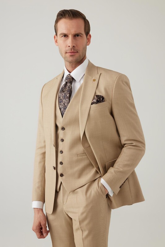 Erkek Bej Slim Fit Yelekli İtalyan Kumaş Sivri Yaka Takım Elbise