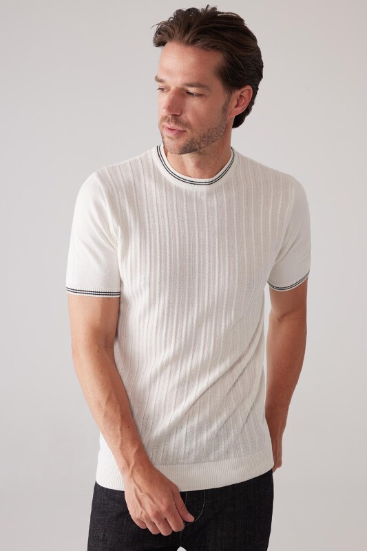 Erkek Beyaz Slim Fit Bisiklet Yaka Çizgili Saç Örgü Kısa Kollu Tişört