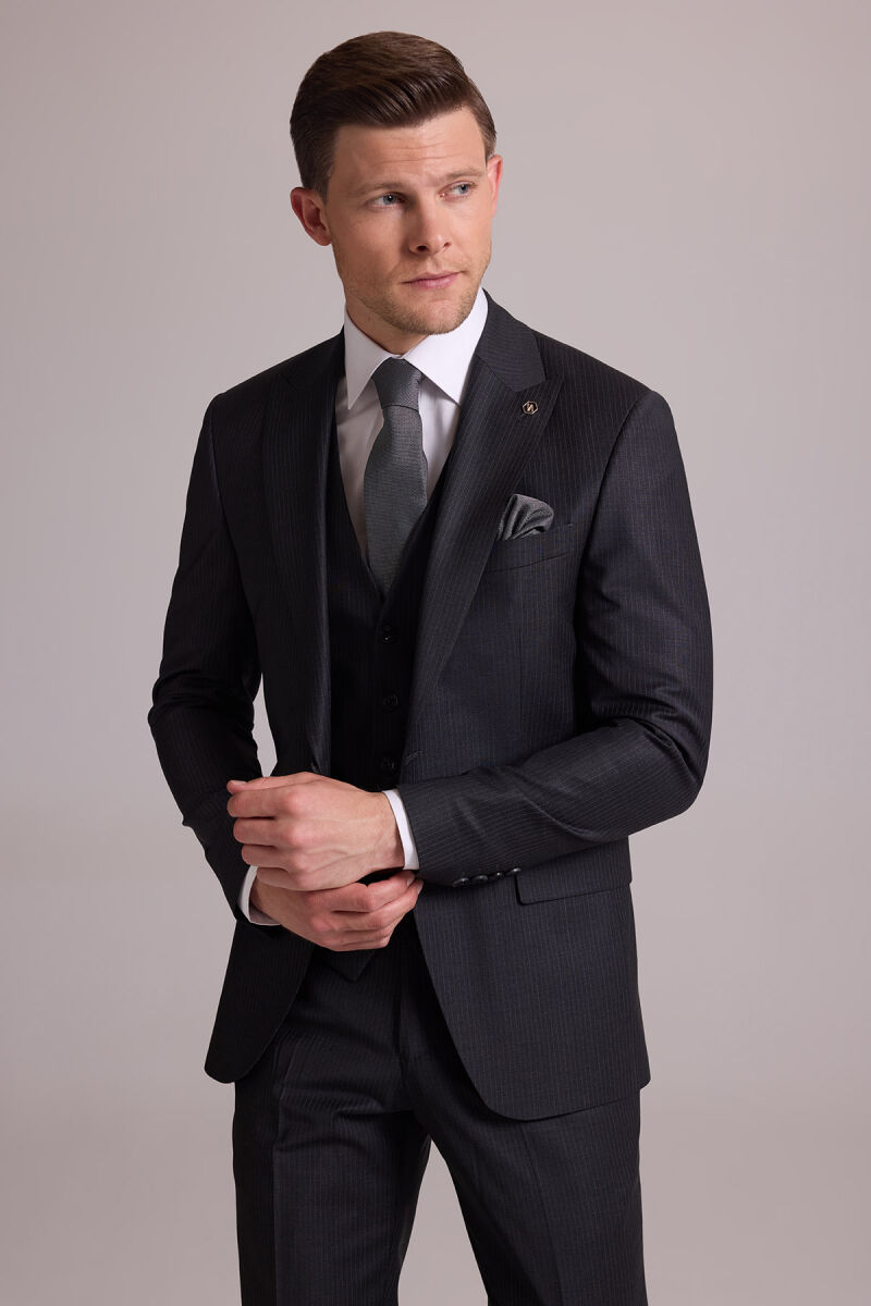 Erkek Gri Slim Fit Kırlangıç Yaka Yelekli Çizgili Yün Takım Elbise - 5