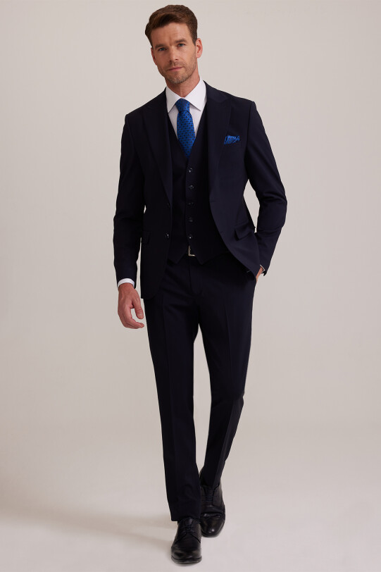 Erkek Koyu Lacivert Sivri Yaka Slim Fit Yelekli Takım Elbise