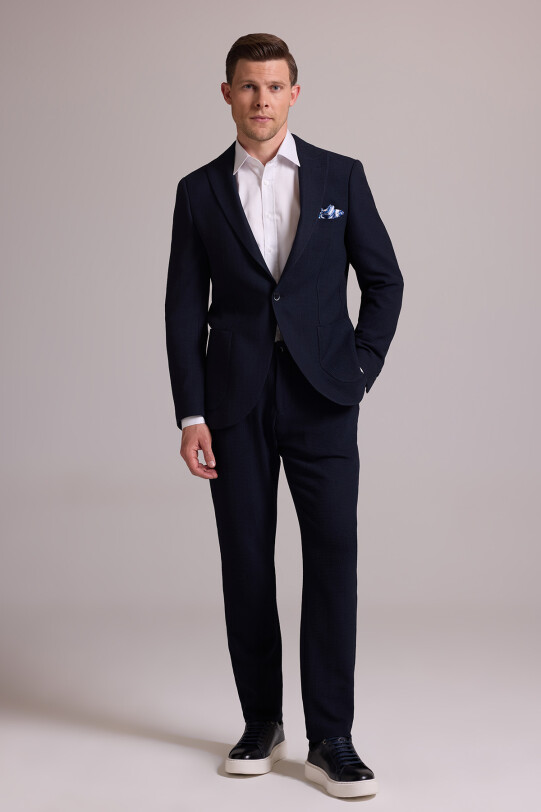 Erkek Lacivert Slim Fit Sivri Yaka Takım Elbise