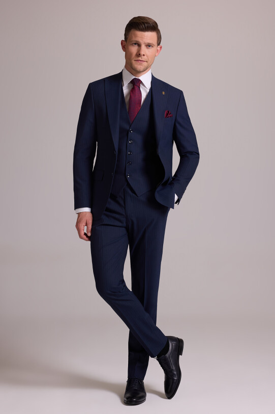 Erkek Lacivert Slim Fit Sivri Yaka Yelekli %100 Yün Takım Elbise