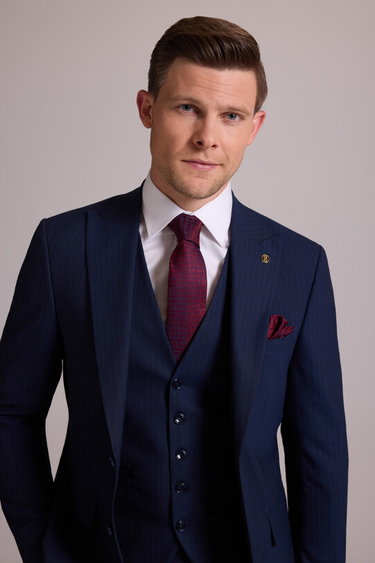 Erkek Lacivert Slim Fit Sivri Yaka Yelekli %100 Yün Takım Elbise