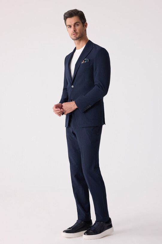 Erkek Lacivert Slim Fit Torba Cep Çizgili Jogger Pantolonlu Sivri Yaka Takım Elbise