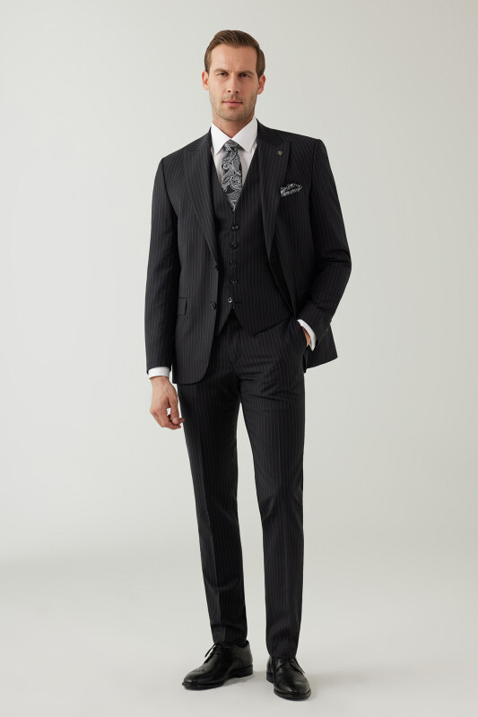 Erkek Siyah Slim Fit Sivri Yaka Yelekli %100 Yünlü Takım Elbise